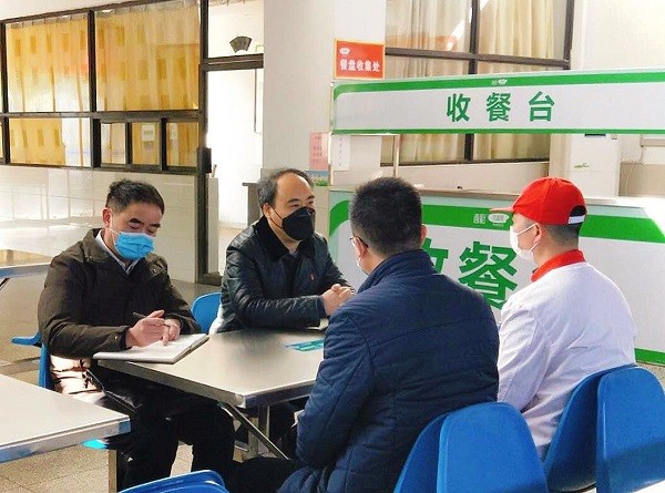 图1：镇党委书记刘峰督查科学岛职工食堂疫情防控和复工复产工作。.JPG