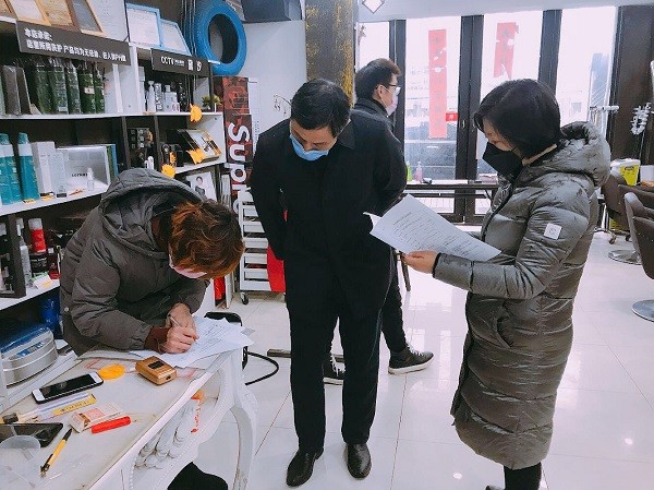 图6：镇经济发展办上门为个体户办理备案程序.png