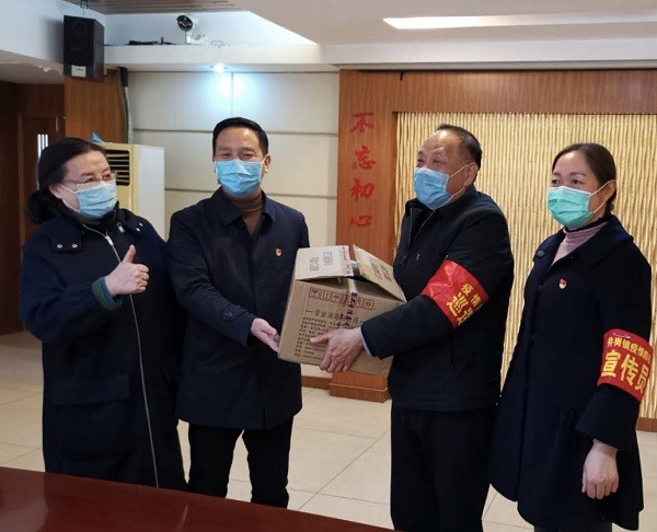 图8：镇党委副书记、镇长李兵为新加坡花园城物业公司送去防疫物资。.png