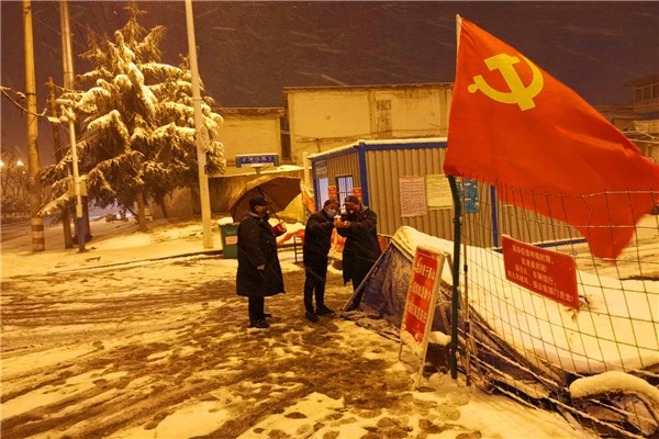 图2：社区招聘保安在深夜查验出入证.jpg
