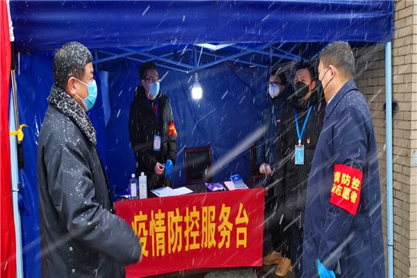 图4：井岗镇下派工作人员坚守岗位.jpg