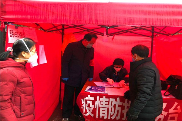 图5：安徽省司法厅直属机关党员志愿者在辖区司法系统宿舍楼参加志愿服务.jpg