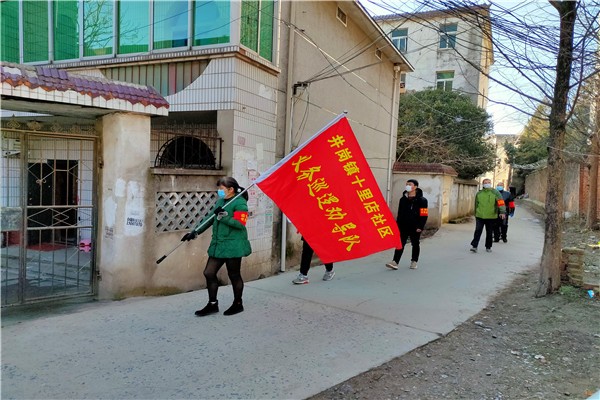 图6：义务巡逻劝导队在城中村开展巡逻.jpg
