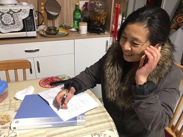 情暖爱心队志愿者每日与空巢、孤寡等老人联系，询问是否需要帮助.jpg