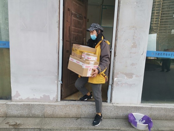 物业负责人巢磊在为业主送快递.jpg