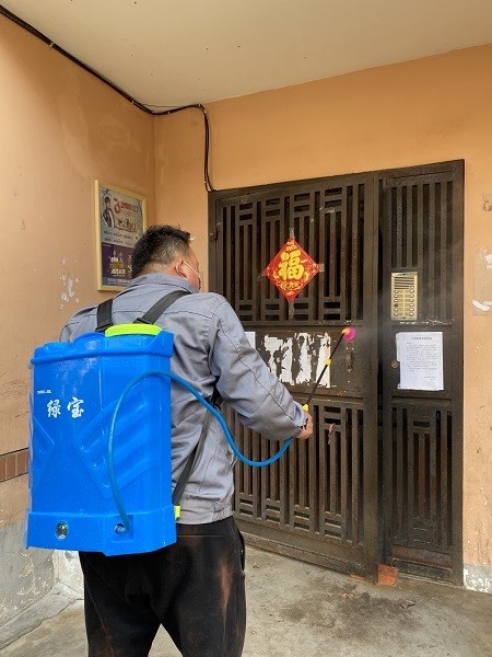 物业经理许贵东在给小区公共区域消毒.jpg
