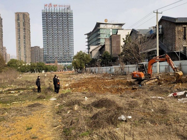 图2：对大溪地地块闲置空地的卫生死角垃圾和“开荒种菜”情况进行彻底治理.jpg