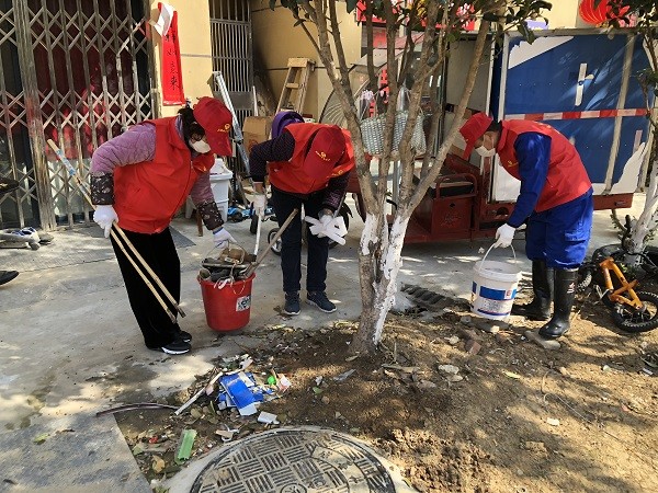 图4：组织志愿者捡拾垃圾，进行环境清理.jpg