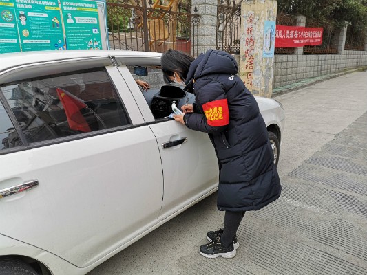 图1：王珊珊对出入居民进行登记.jpg