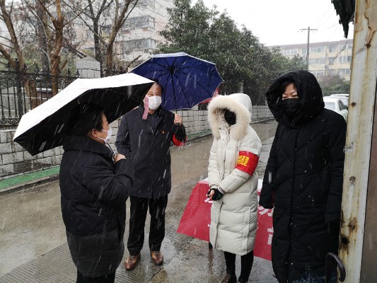 图2：王珊珊雨雪中的坚守.jpg