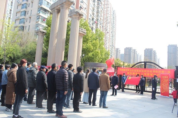 图6：社区党委为抗疫一线新发展党员举行入党宣誓仪式。.JPG