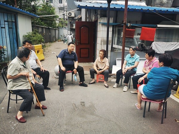 由社区党组织牵头，针对居民反映的小区环境卫生问题开展民意调查.jpg
