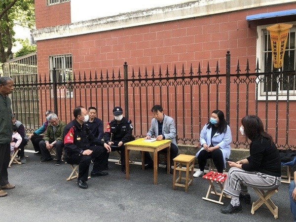 zi1111团安村社区积极开展“小巷党建”，实行“马扎书记进小巷”，将问题集中在小区内，让居民在家门口议事.jpg
