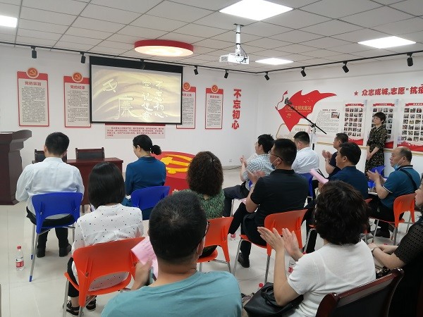 龙居社区驻地单位负责人观看廉政沙画表演.jpg