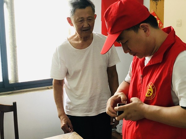 为老人修理手机.jpg