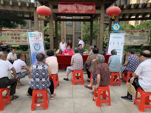 望江西路社区在康馨名家小区周末议事厅广场开展议事协商活动，面对面收集居民意见，解答居民问题。.jpg