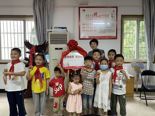 五态志愿燃动洪岗。为提升社区文态，洪岗社区开展了一场主题为“传承非遗文化感受蛋雕魅力”的活动。现场邀请非遗传承人普及蛋雕知识，传授儿童蛋雕手法。同时，本次活动也正式启动了五态志愿燃动洪岗志愿服务项目，后期洪岗社区将从小区内态、生态、文态、心态、社态五个角度助力五好小区建设.jpg