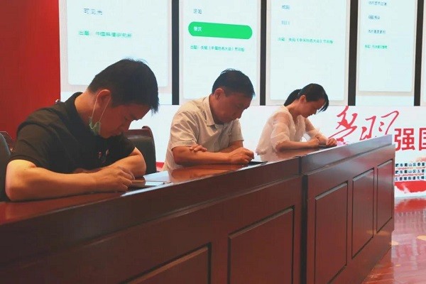 25名选手拿着手机，沉稳“刷题”的样子帅爆全场！.jpg