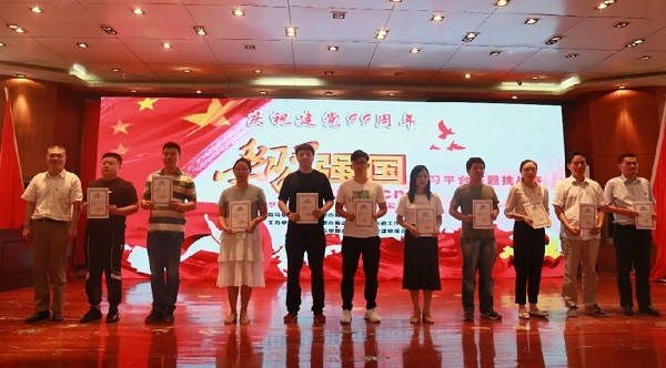 李仁荣为“学习积极分子”颁奖并合影2.jpg
