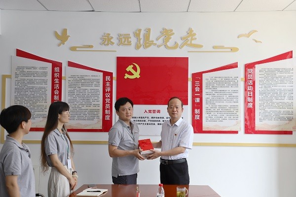 赠送党建学习书籍.jpg
