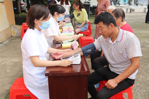 图2：为居民免费义诊、宣传医保政策等.jpg