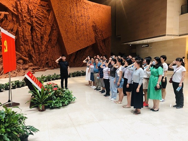 图2：渡江战役纪念馆重温入党誓词.jpg