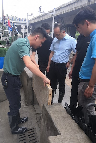 图2：井岗镇卫楼社区防汛应急党员突击队给商户入口处安装凹槽挡板.png