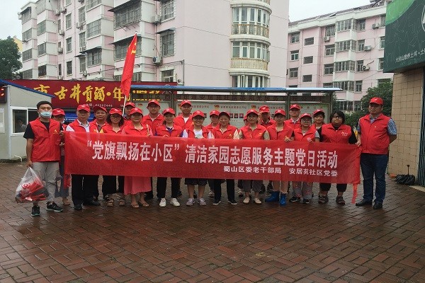 图二 与党群连心桥单位清理三无小区牛皮癣清理整治。.JPG