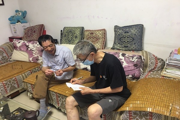 图一 党支部书记走访党员.JPG