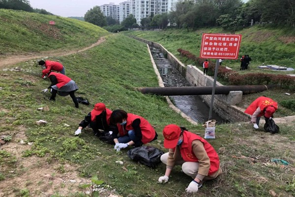 图1：清理河道及周边垃圾.jpg