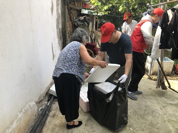 结合蜀山区“七小”专项提升“1+10”行动，各支部组织党员、群众开展了“义务劳动，党员做先锋”主题党日活动.jpg