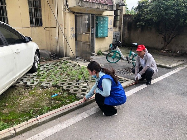 小区网格长、议事会成员现场测量小区 停车位划分.jpg
