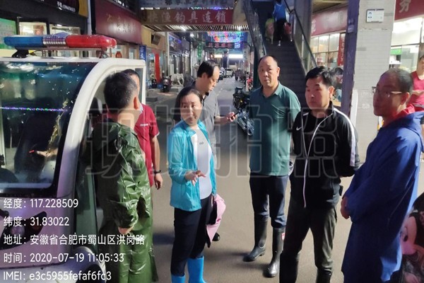 南七街道党政主要负责人来到华府骏苑负二层地下车库，现场对积水倒灌车库问题进行商讨并提出解决办法.jpg