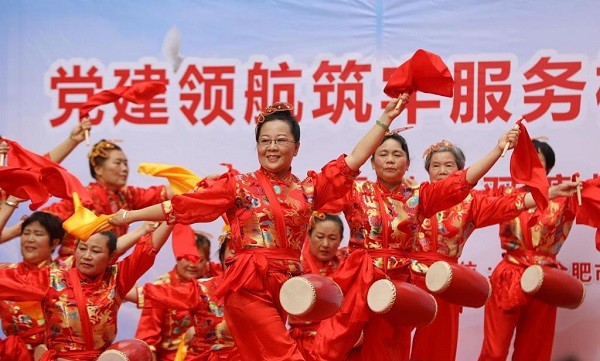 村民参与文艺汇演.jpg