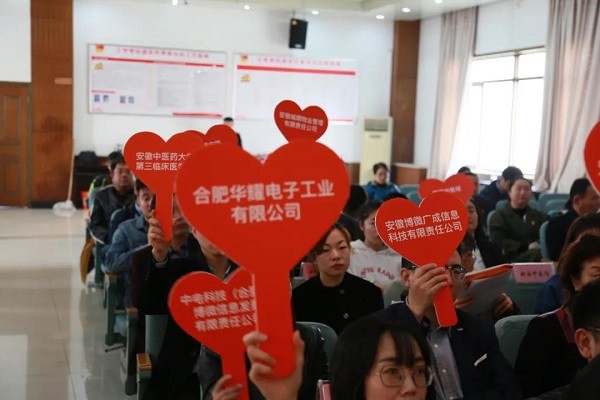 ▲党建联席会上71家共建单位认领党建项目35个.jpg