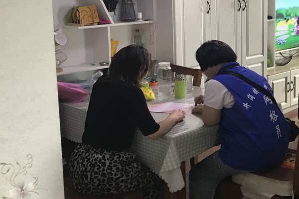 图2：网格员入户_副本.jpg