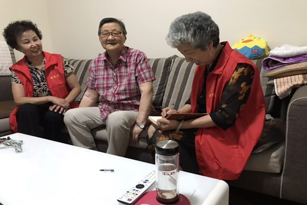 图5：红色管家律春霞看望独居老人 _副本.jpg