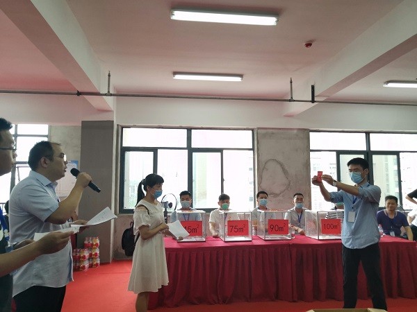 分房现场.jpg