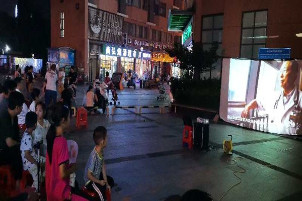 图二：观看“抗疫”纪录片.jpg
