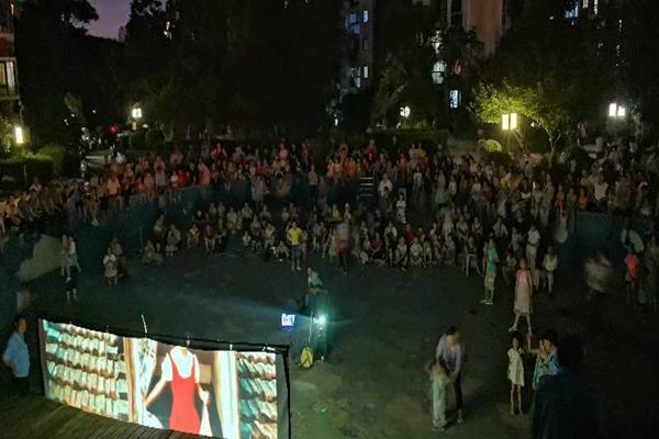 图一：辖区居民观看经典红色电影.jpg