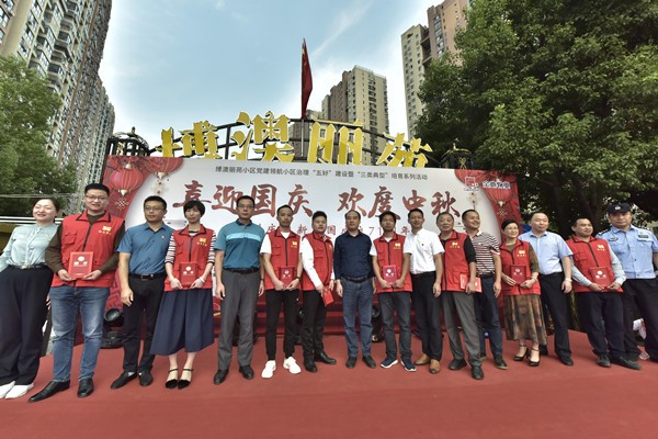 图3：为博澳丽苑小区红色管家代表颁发聘书_副本.jpg