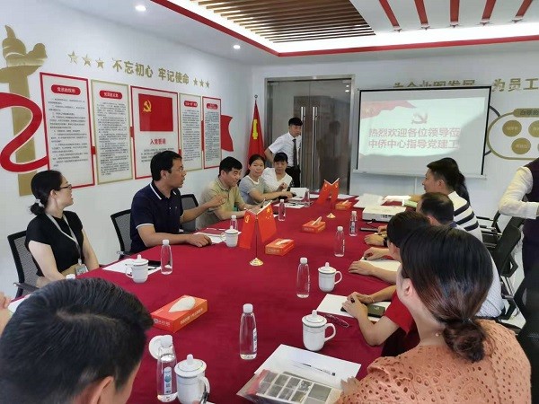 与两新企业党组织召开座谈会.jpg