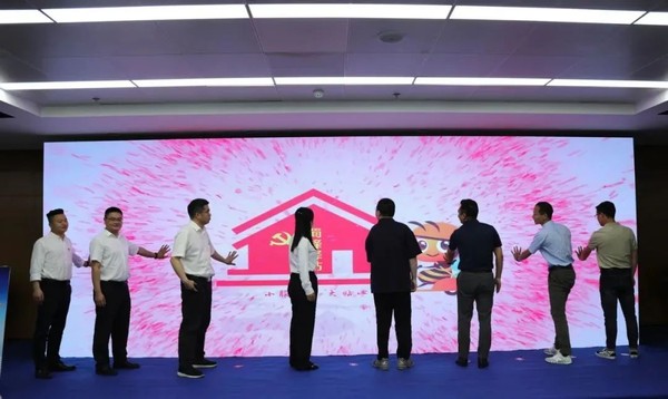 2共同点亮“蜀蜂驿站”标识.jpg