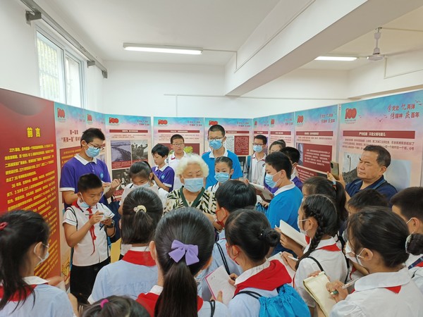 组织学生参观两弹一星精神纪念馆.jpg