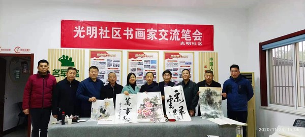 3小区书法爱好者在小区党群服务站进行疏书画交流.jpg