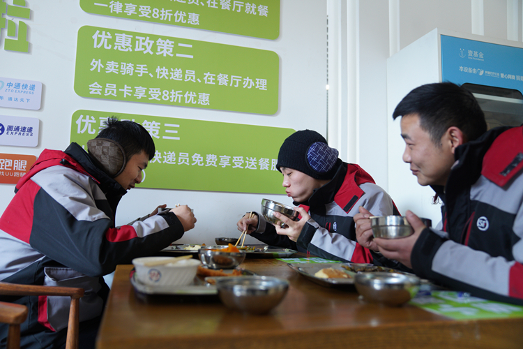 蜀麓苑社区党群服务中心“小哥餐厅”_副本.jpg