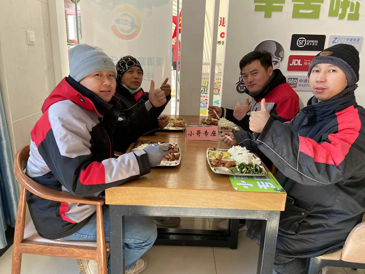 图片3、蜀麓苑社区打造“小哥食堂”，方便快递人员就近用餐.jpg