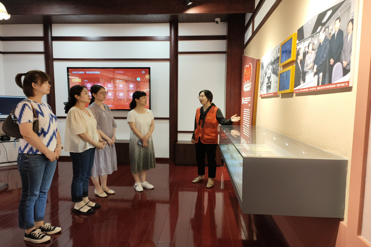 参观红色教育基地(1).png