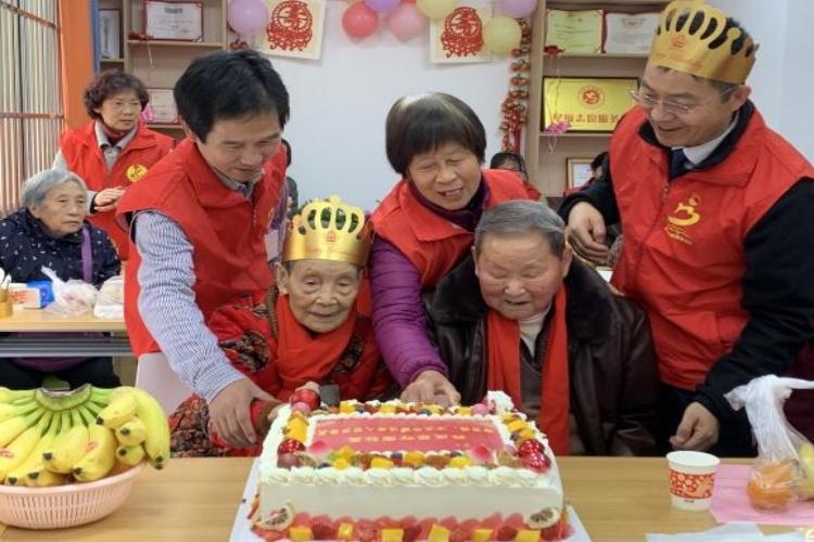 为辖区高龄老人举办生日会.jpg