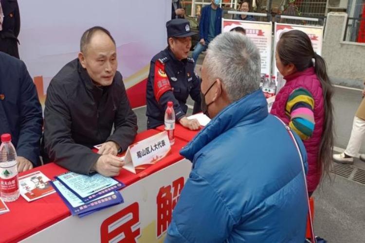 “社区帮帮团”成员人大代表为民答疑解惑.jpg